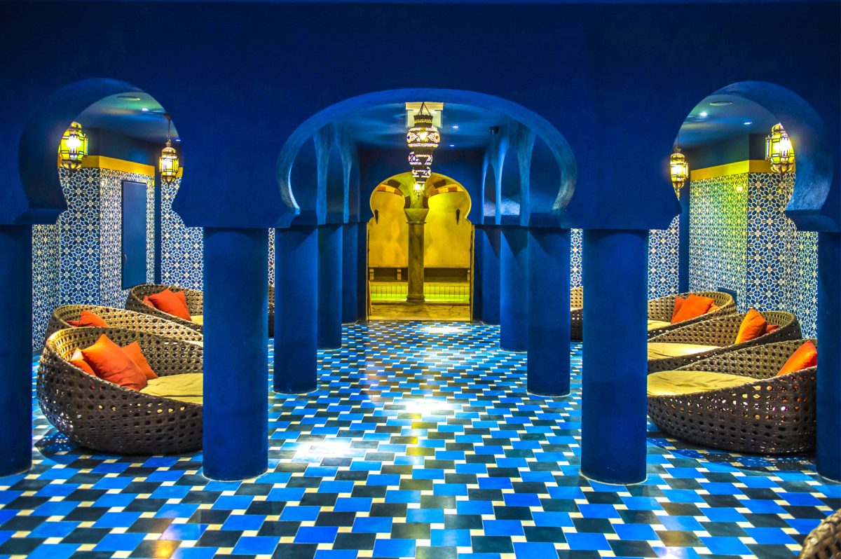 Mesés Shiraz Hotel arab fürdőház hammam kék-arany mozaik, dupla fűtött kezelőkő, marokkói pihenőágyak
