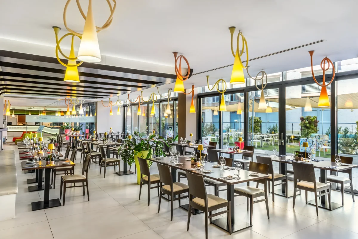 Art Hotel Szeged Sanzon Étterem 120 fő sárga designer lámpákkal és Sanzon Terasz kilátással