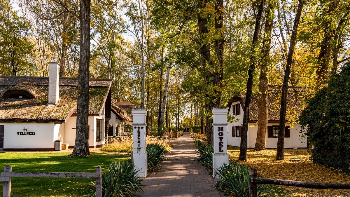 Varga Tanya Hotel Kerekegyháza bejárata nádfedeles épületekkel és wellness résszel őszi környezetben