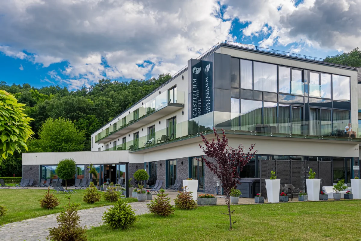 Castellum Hotel Hollókő modern épülete erdei környezetben panorámás terasszal és wellness részleggel