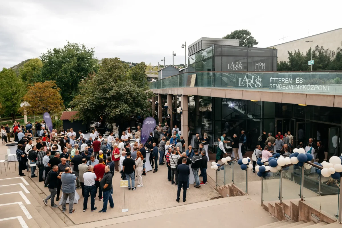 A Larus Event & Catering Budapest külső rendezvénye a teraszon, ahol több száz fő vesz részt állófogadáson a modern üveghomlokzatú épület előtt